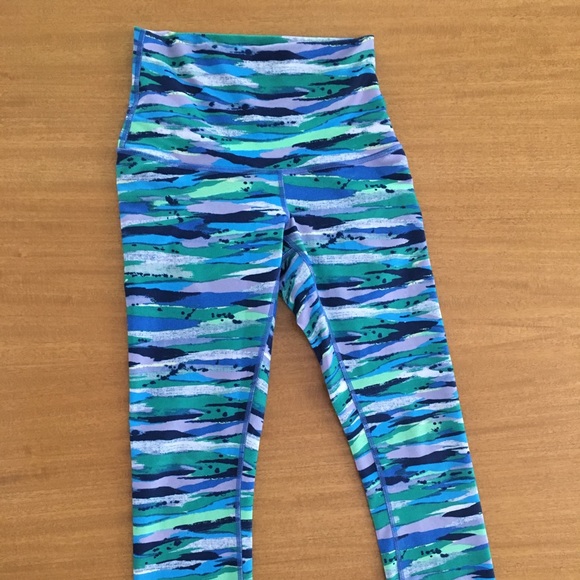 High waisted lululemon wonder under capris - Picture 2 of 6